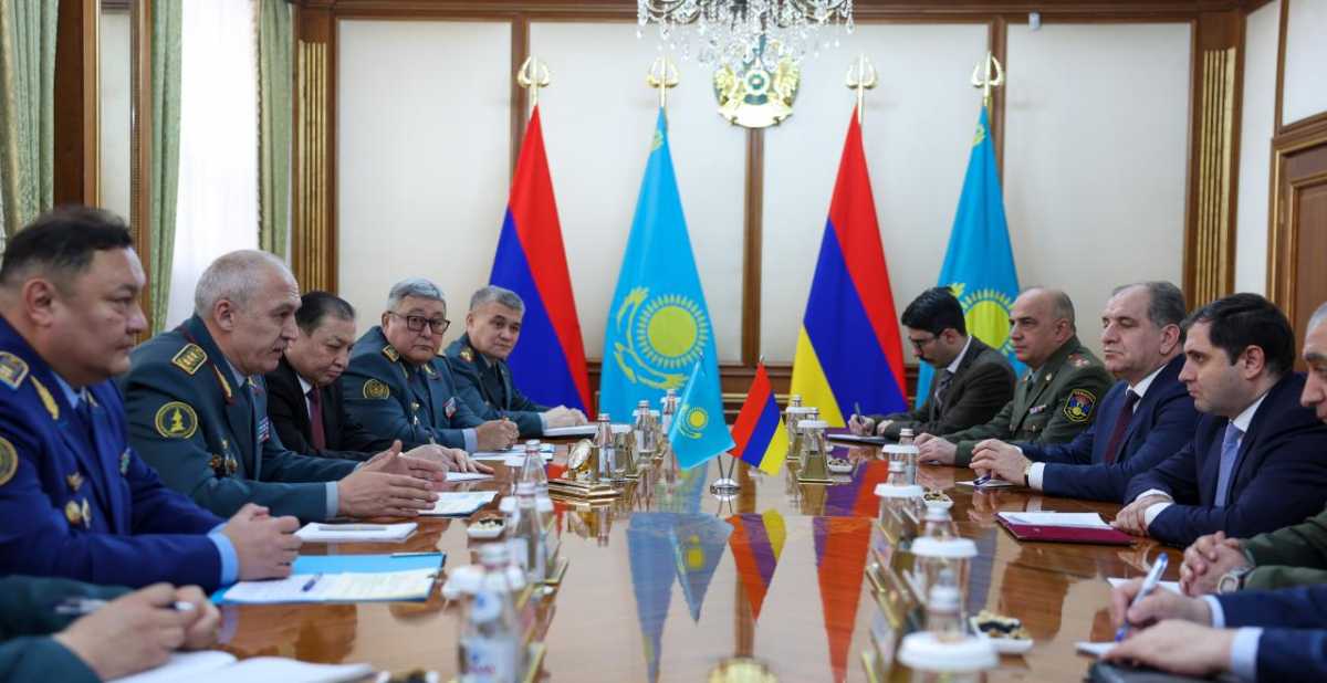 Министр обороны Казахстана встретился с коллегой из Армении