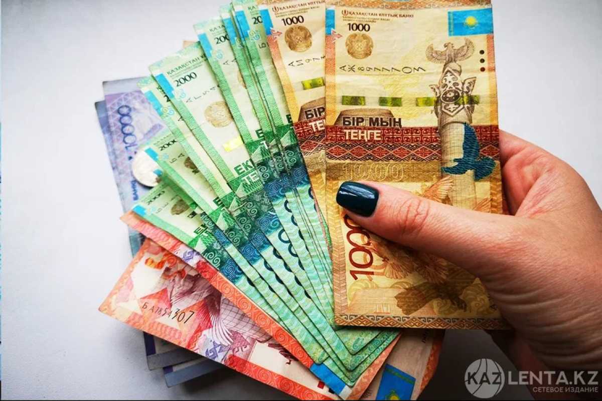 Сколько казахстанцы задолжали банкам по потребительским кредитам