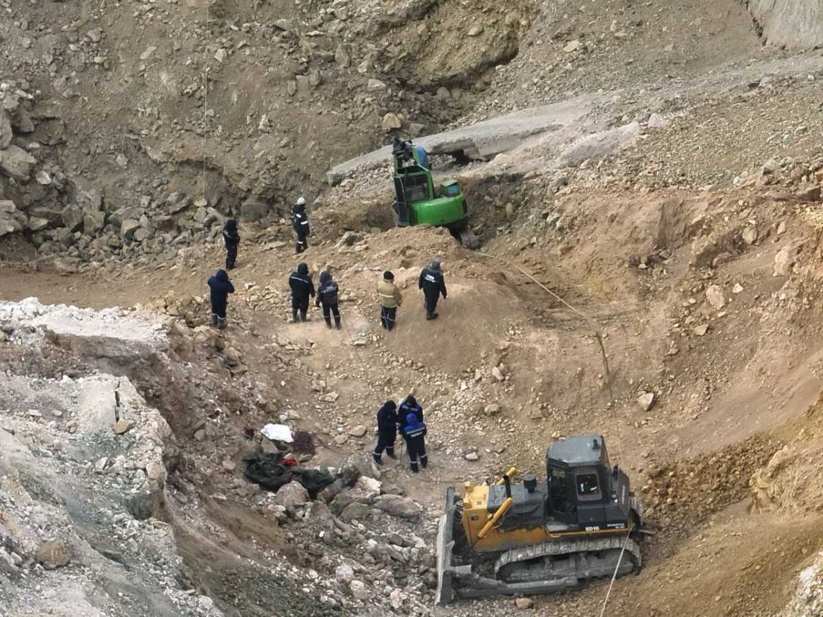 О поисках провалившегося под землю автобуса в Павлодарской области рассказали в МЧС РК
