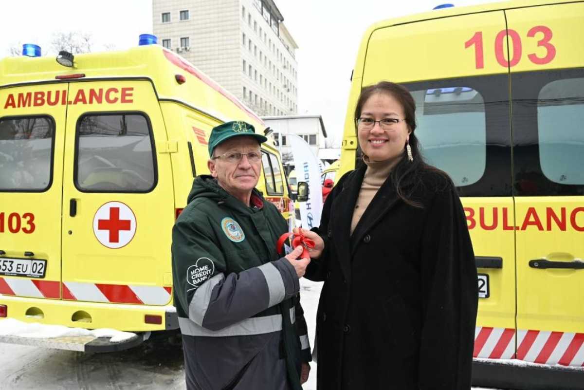 Ключи от 55 машин скорой помощи вручили в Алматы