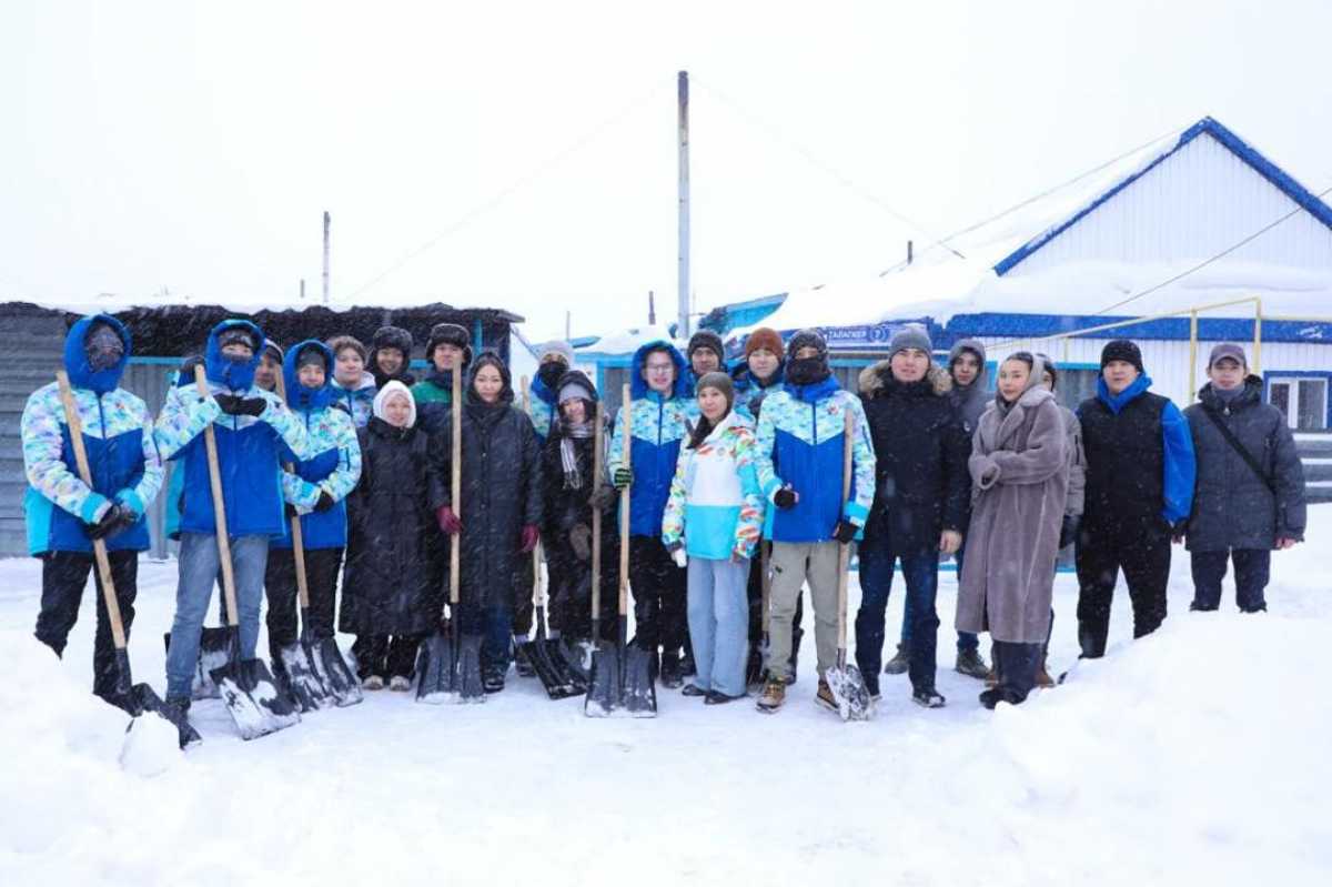 Столичные волонтеры помогают пенсионерам с уборкой снега