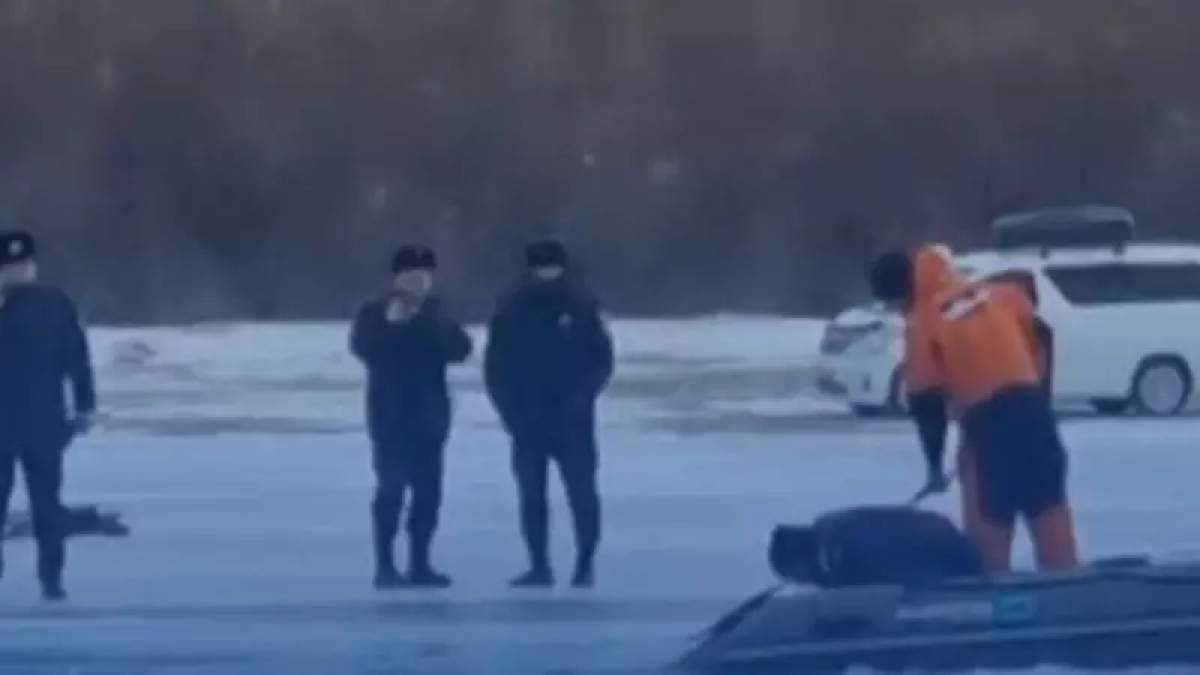 Водитель погиб, провалившись под лёд в Атырау