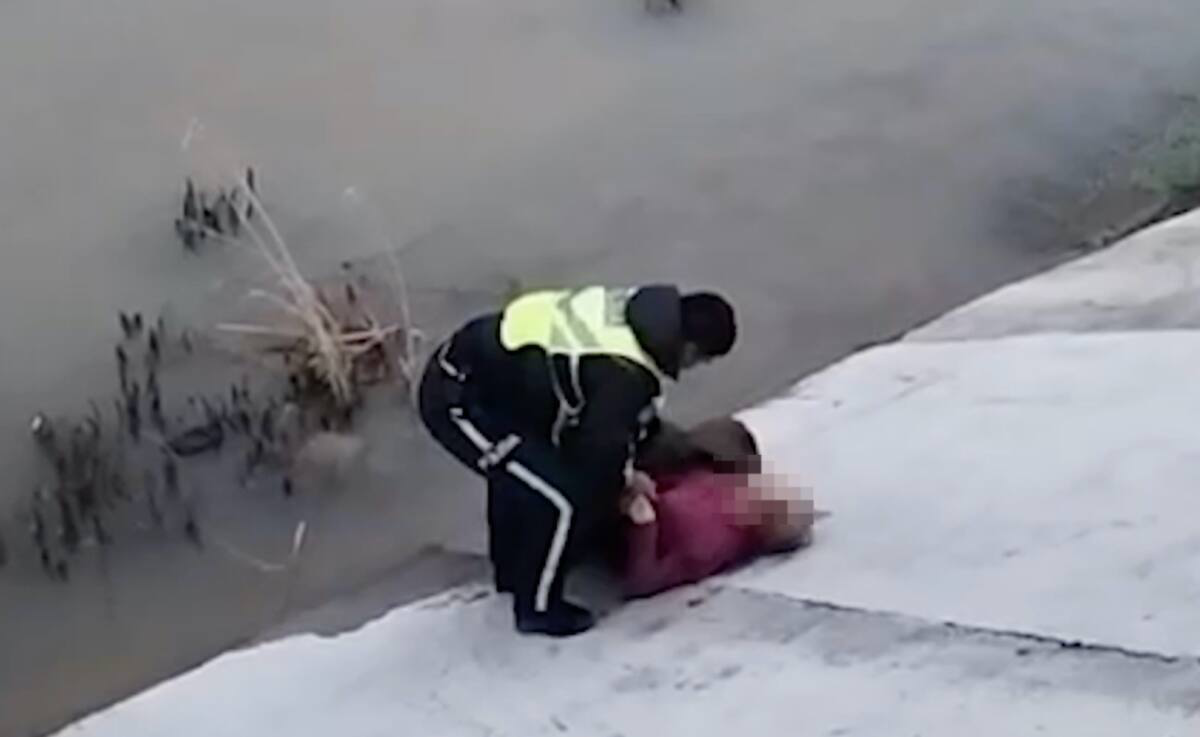 «Этой мой долг»: тонущую женщину спасли из ледяной реки полицейские в Шымкенте