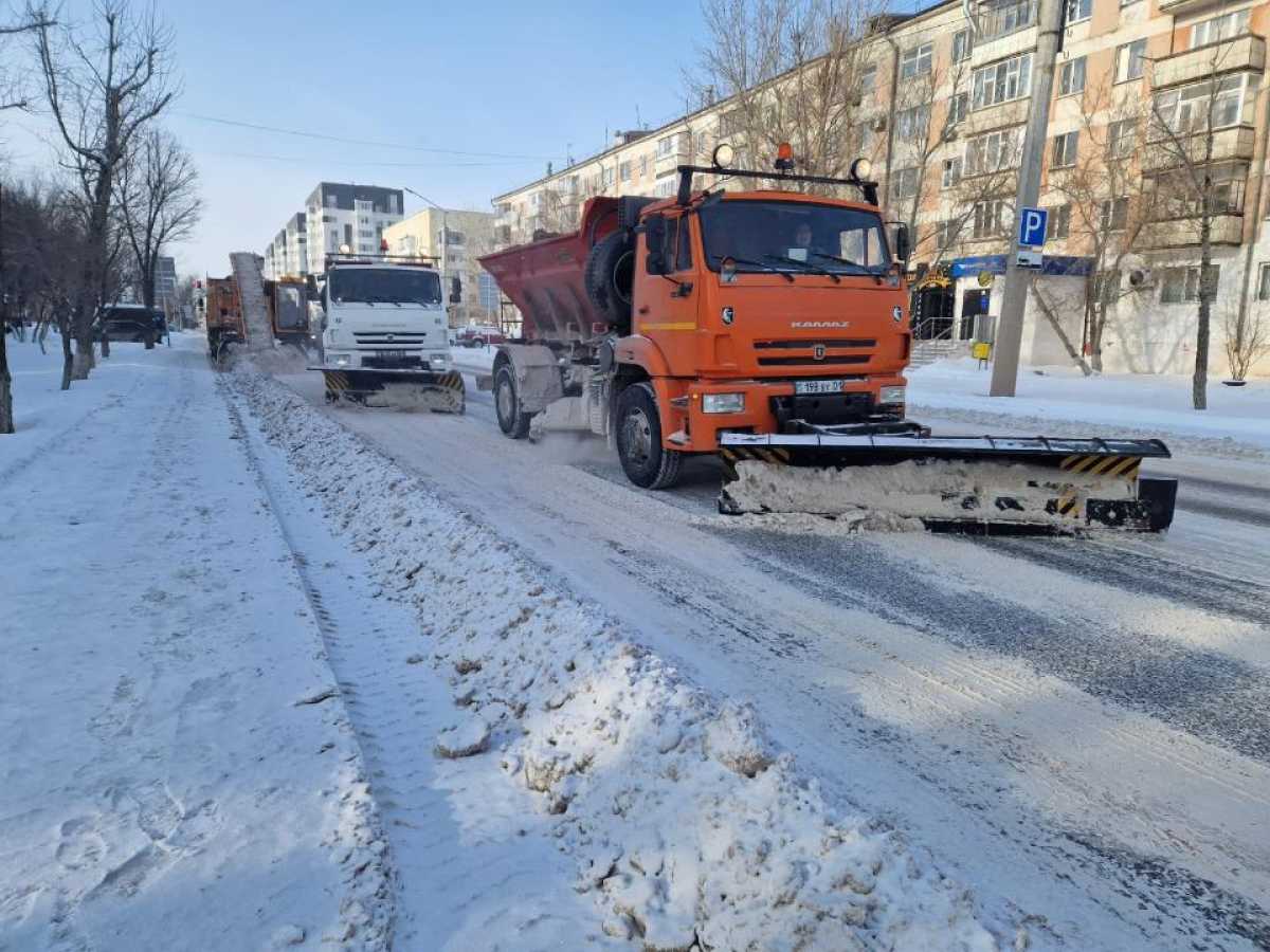 В Астане на уборку снега вышло более 1,1 тыс. единиц спецтехники