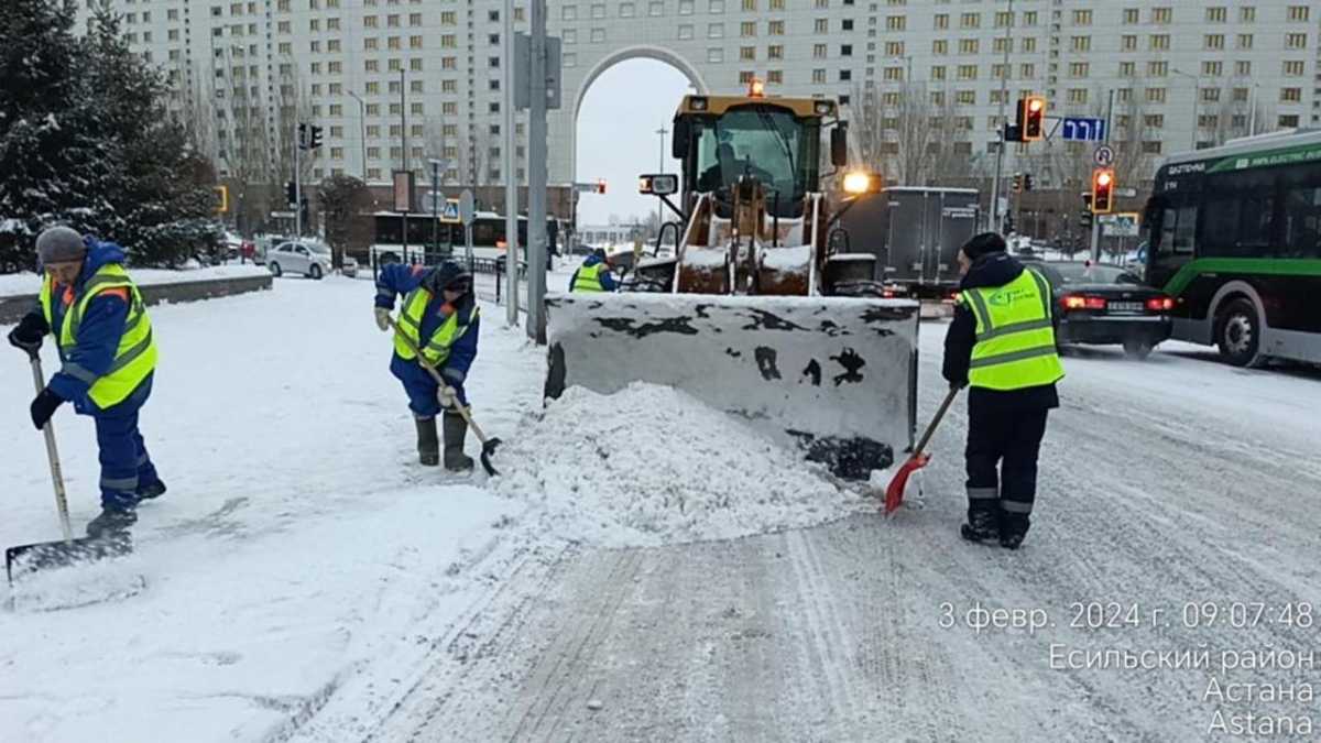 Более 2,5 тысяч дорожных рабочих задействованы в снегоуборке в Астане