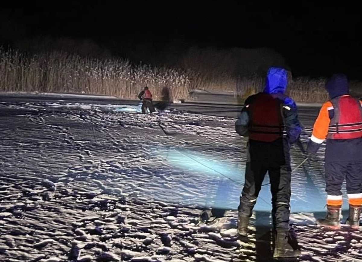 Авто с пассажирами провалилось под лед в Карагандинской области