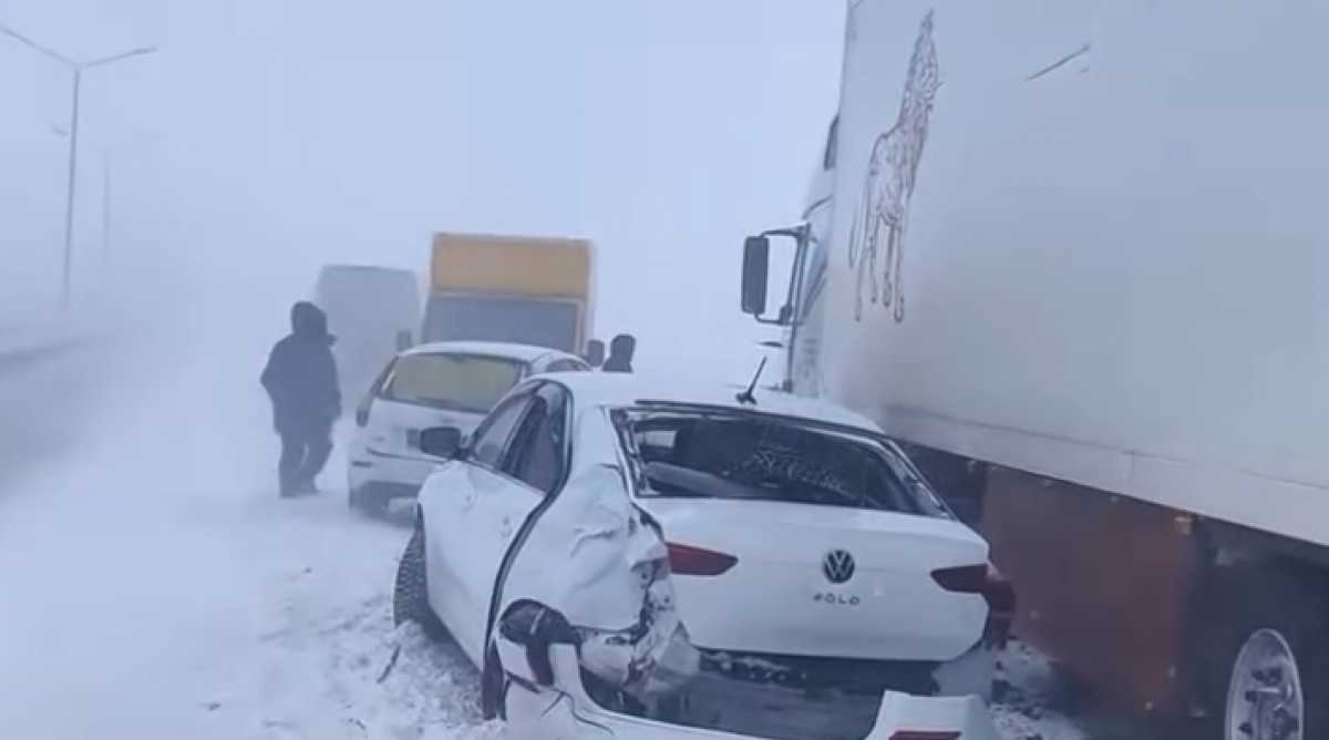 11 авто столкнулись на трассе в Акмолинской области: есть пострадавшие