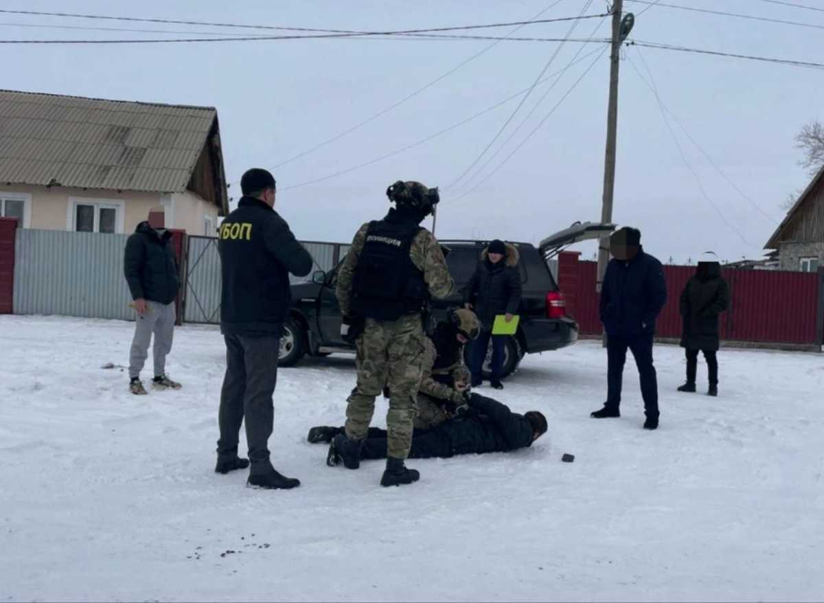 Подозреваемого в вымогательстве миллиона тенге у главы КХ задержали в Жетысуской области