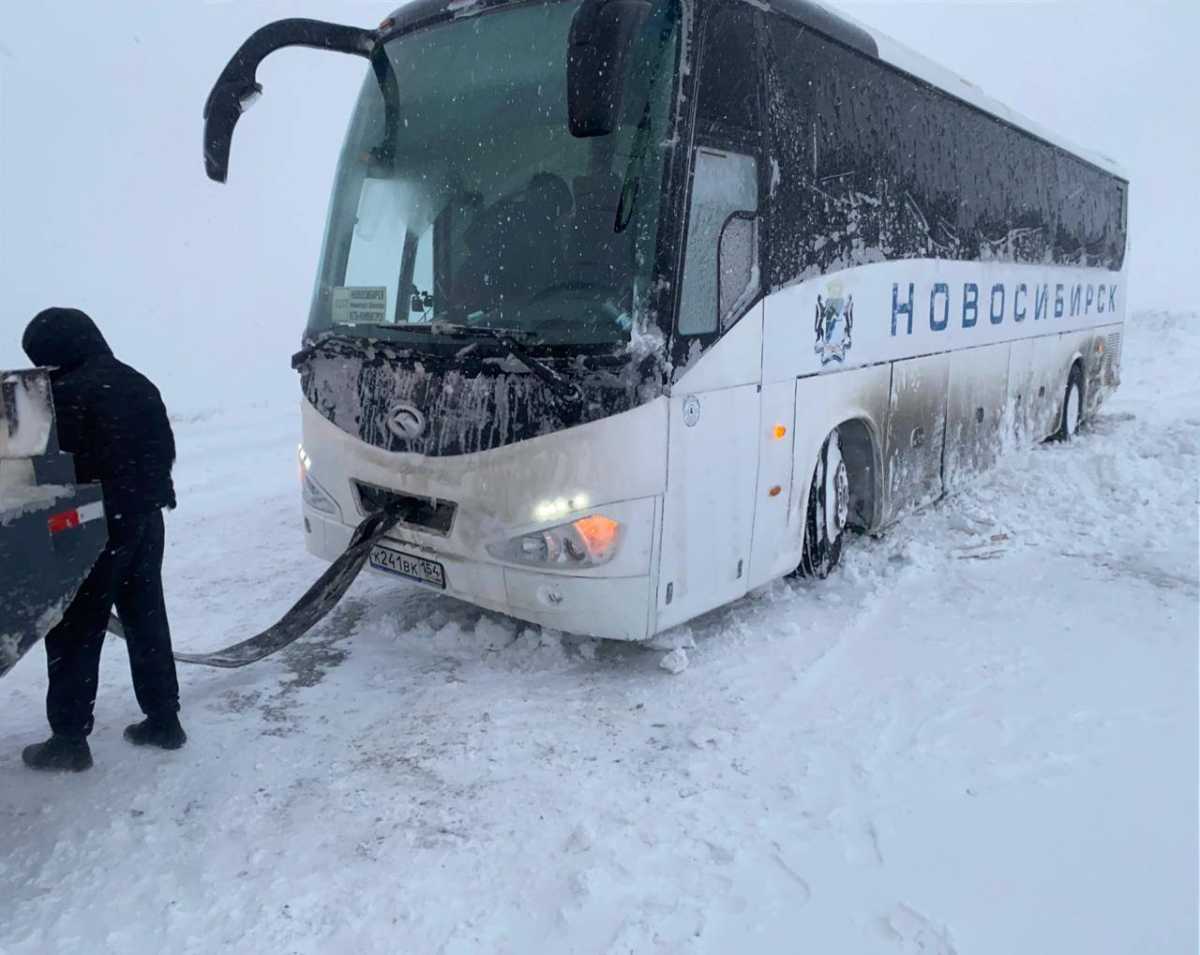 Автобус с 23 пассажирами застрял на заснеженной трассе в ВКО