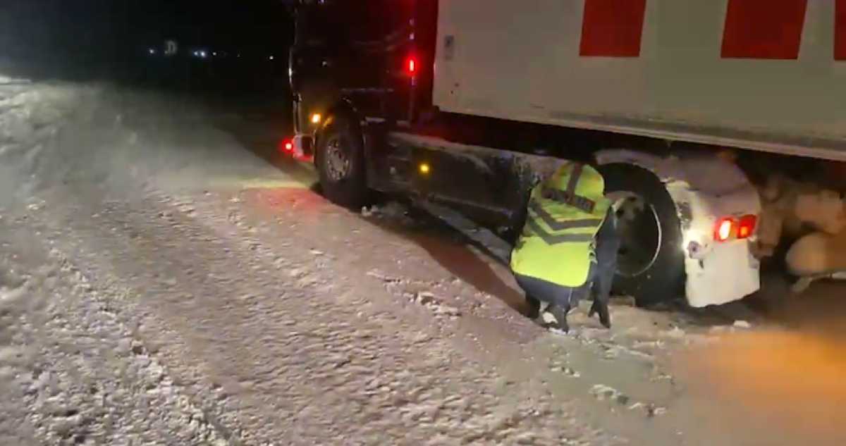 Полицейские несколько часов помогали водителям 10 «скованных» льдом большегрузов в Акмолинской области
