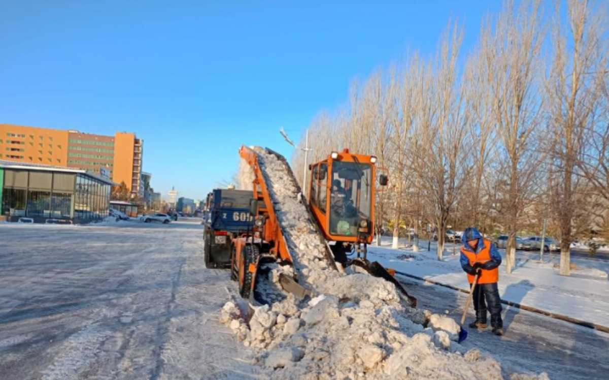Почти 2,5 тысячи рабочих убирают снег с улиц Астаны