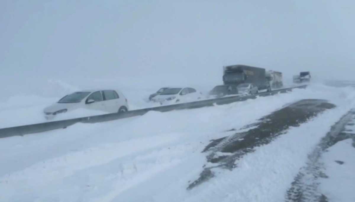 Работников дорожных служб уволили из-за снега на трассах Казахстана
