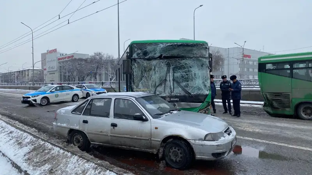 Массовое ДТП с автобусами произошло в Алматы: есть пострадавшие