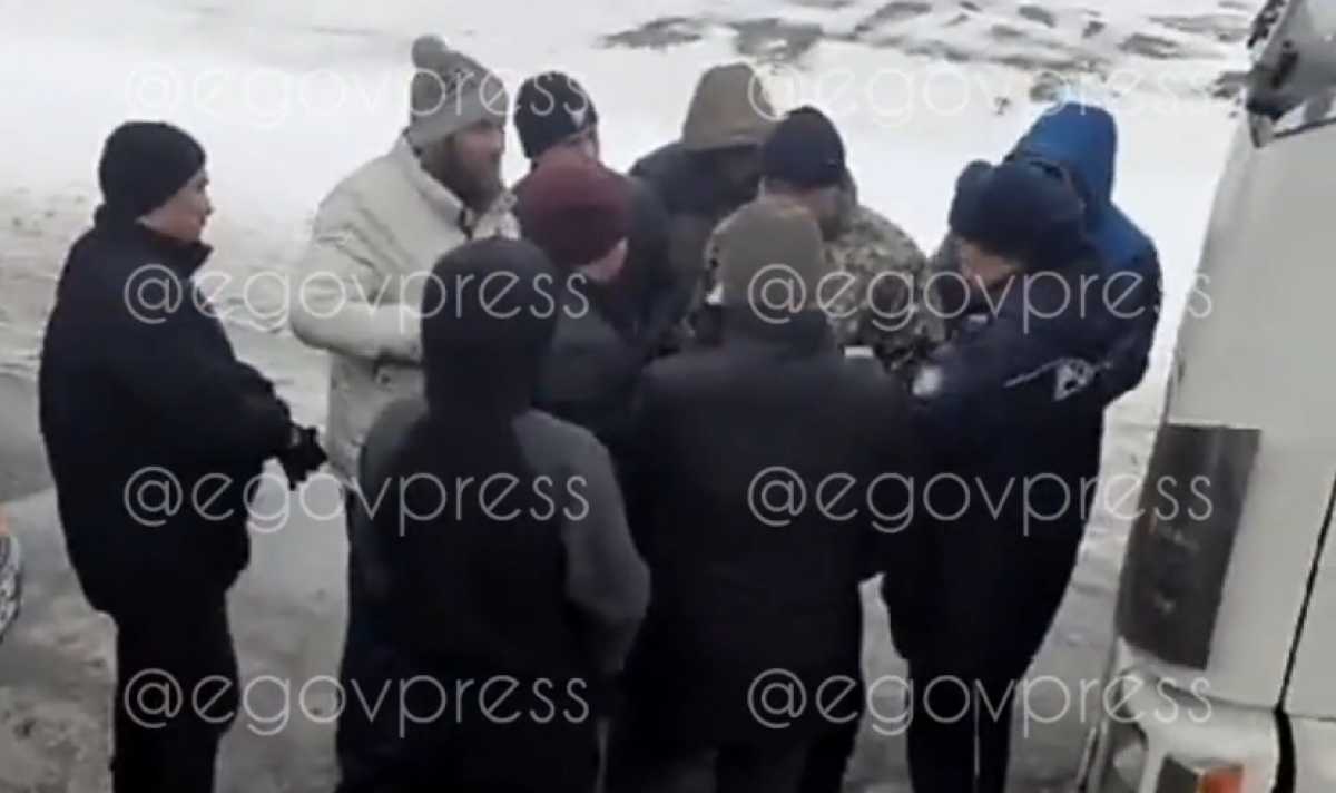 Дальнобойщики устроили массовую драку на трассе в Актюбинской области