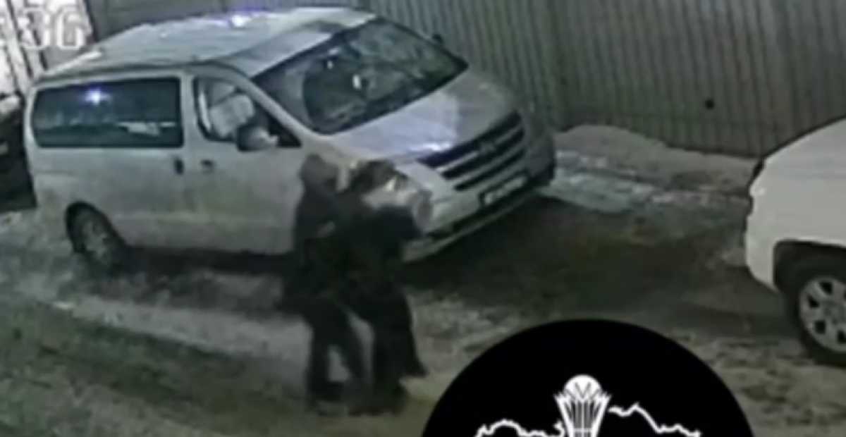 Напал со спины: дерзкий грабёж попал на видео в Астане