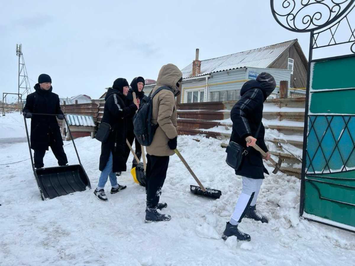 «Марафон добрых дел»: студенты столичных колледжей помогли убрать снег астанчанам
