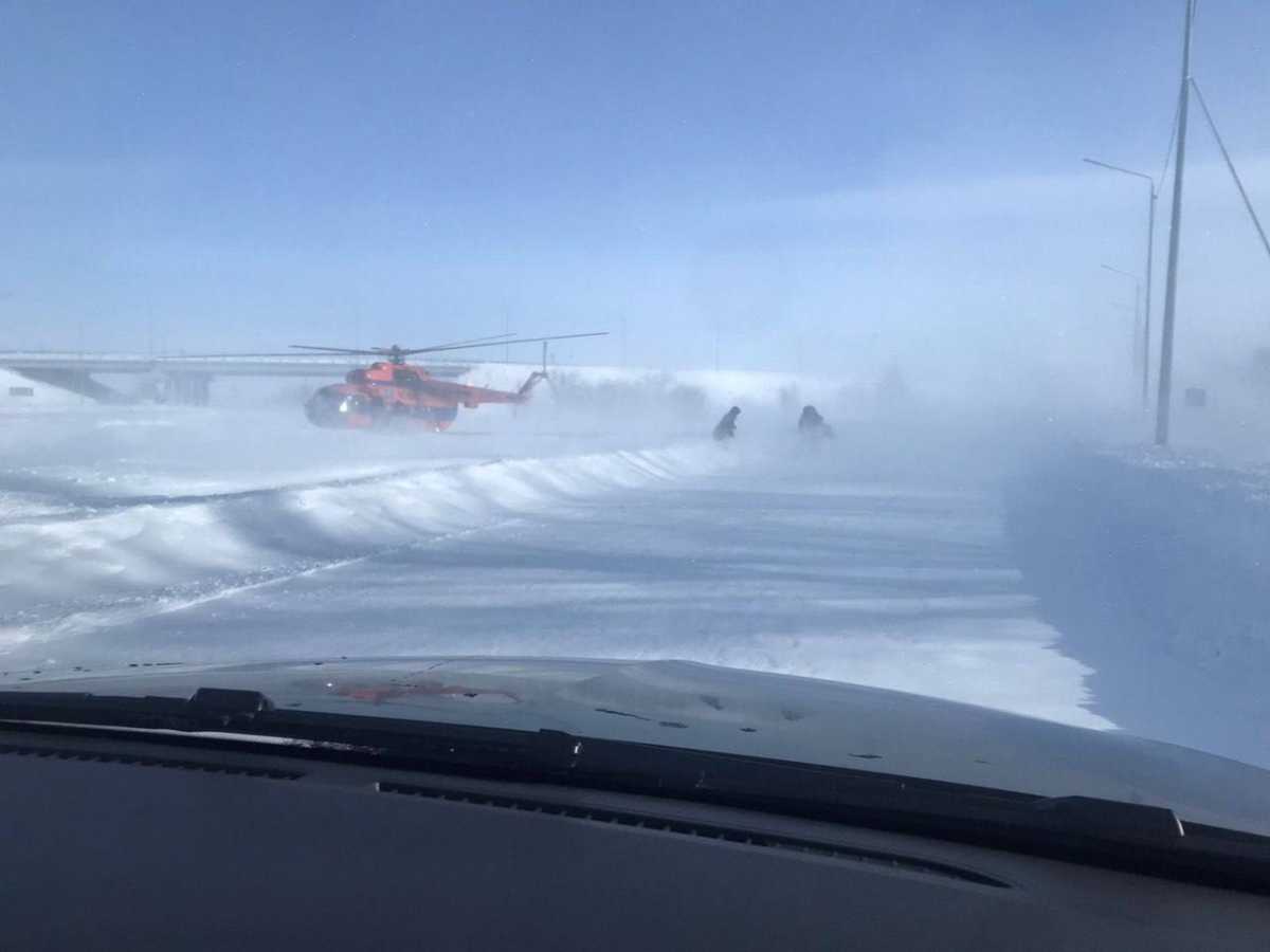 29 человек эвакуировали из снежного заноса с помощью вертолёта в Абайской области