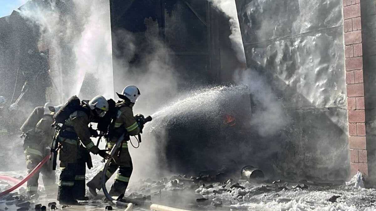 Больше 100 человек тушат пожар на барахолке в Алматы