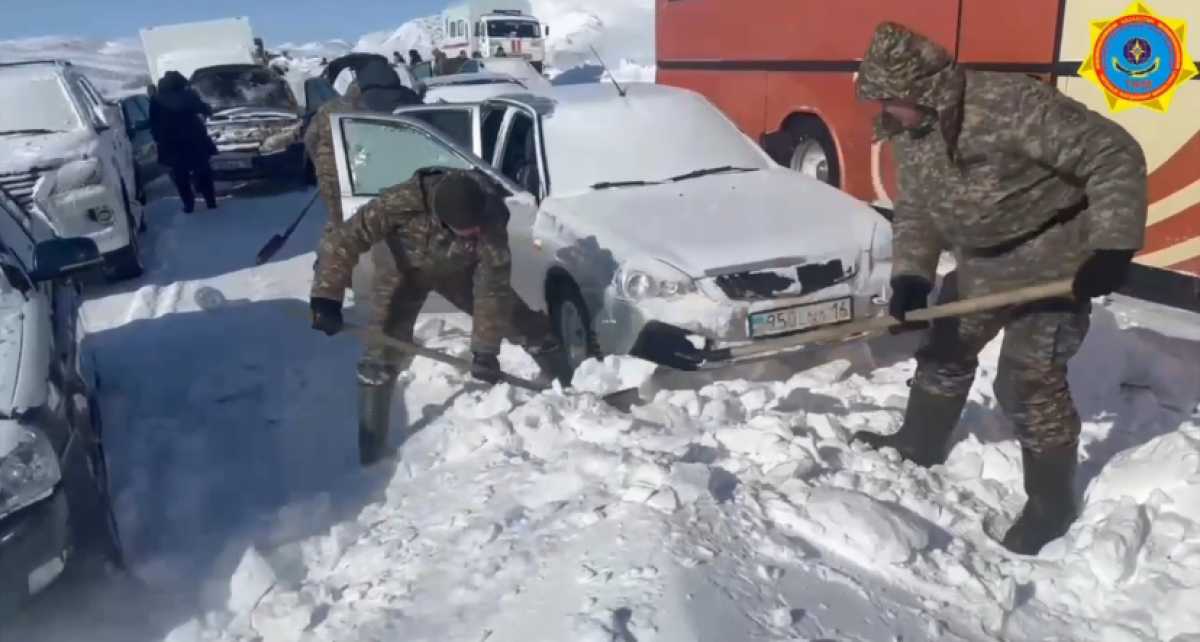 Военные эвакуировали из снежных заносов 120 человек в Абайской области
