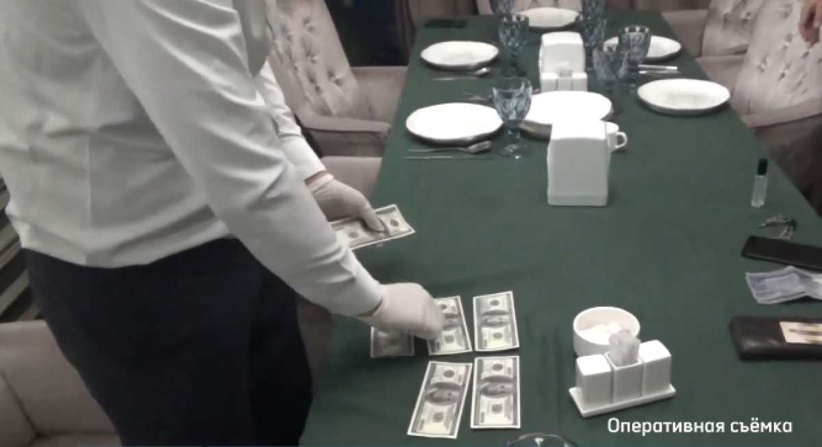 К 5,5 годам лишения свободы приговорили жителя Шымкента, пытавшегося продать фальшивые доллары