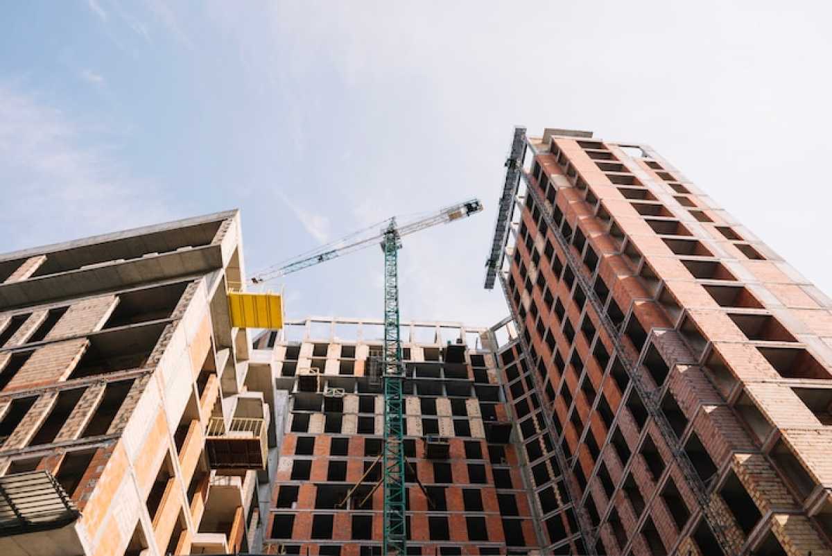 Сотни строительных объектов возводятся в Казахстане без лицензий и разрешений - исследование