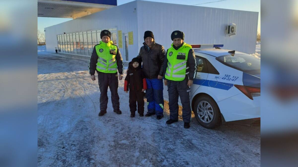 Замерзающих автомобилистов с ребёнком выручили полицейские в СКО