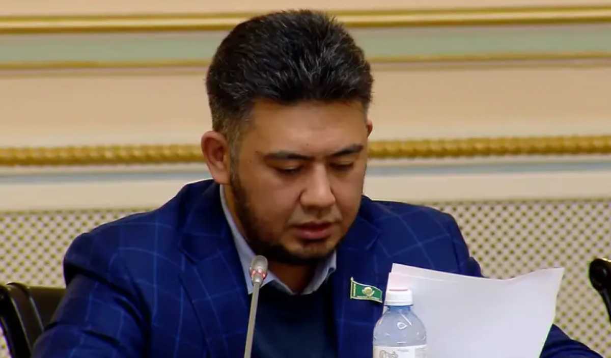 Алматинского депутата оштрафовали за нецензурное выражение
