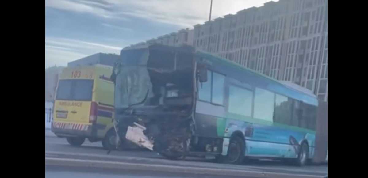 Автобус, грузовик и внедорожник попали в ДТП в Астане: погибла женщина