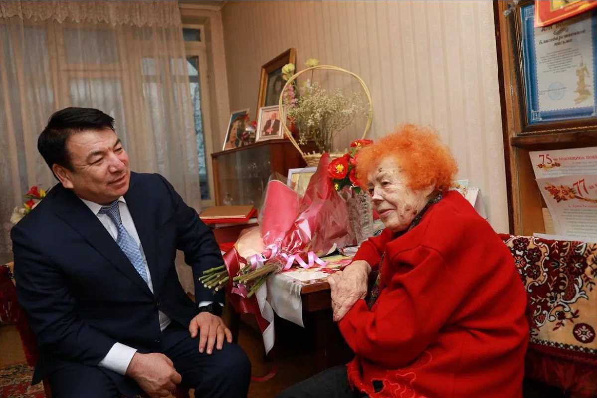 Глава Минпросвещения поздравил со 100-летним юбилеем учителя из Шымкента