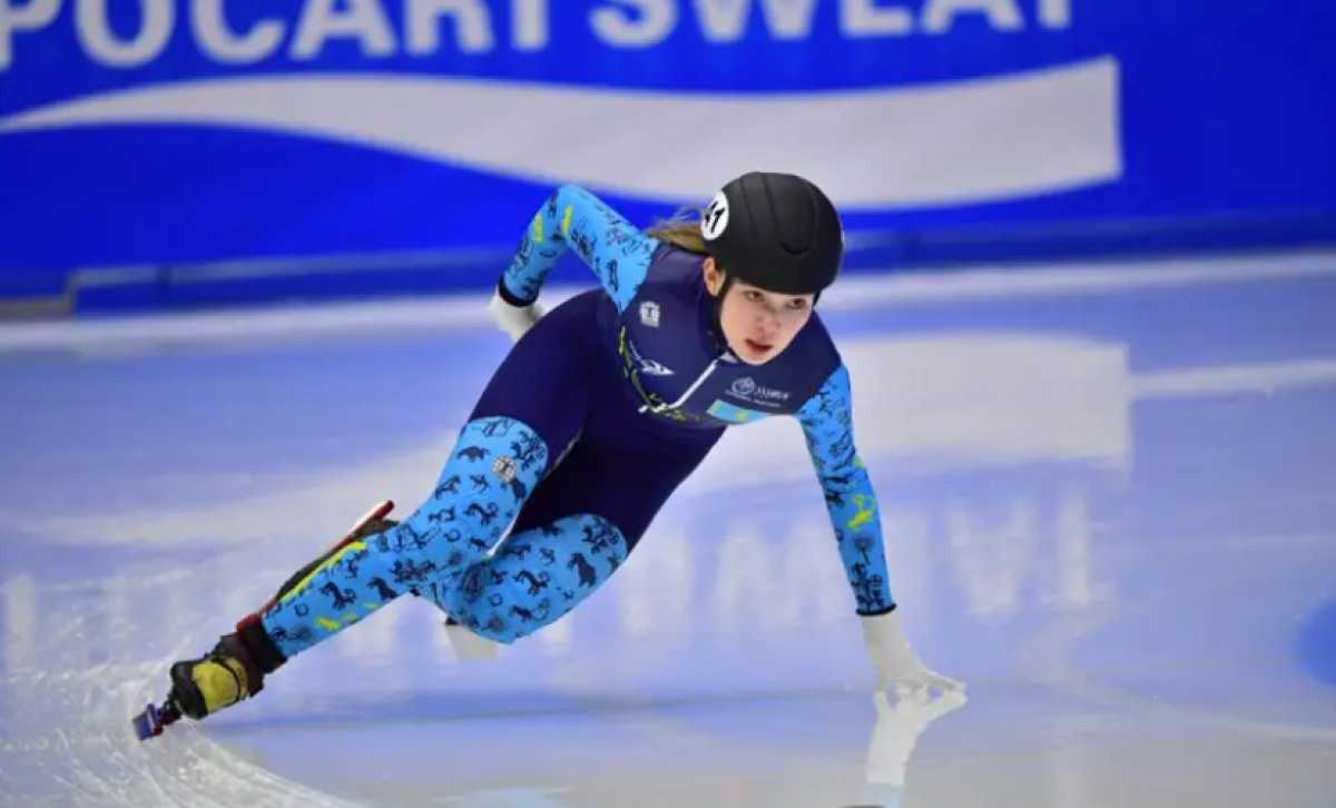 Казахстанка Алина Ажгалиева завоевала историческую медаль на юниорском ЧМ по шорт-треку