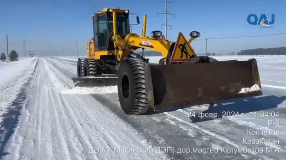 45 единиц техники очищают автодороги в Акмолинской области
