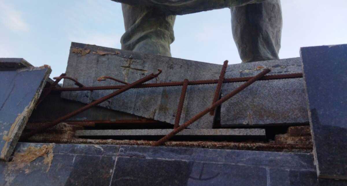 Постамент памятника за 65 млн тг разваливается в Актау