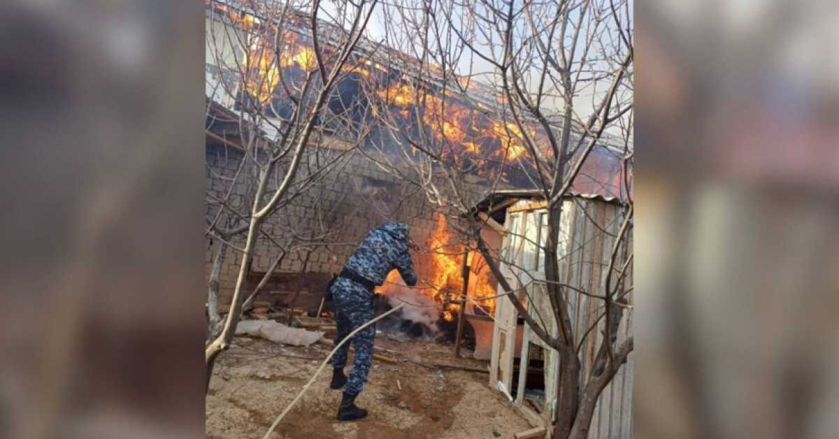 Полицейские потушили пожар и спасли семью в Туркестанской области