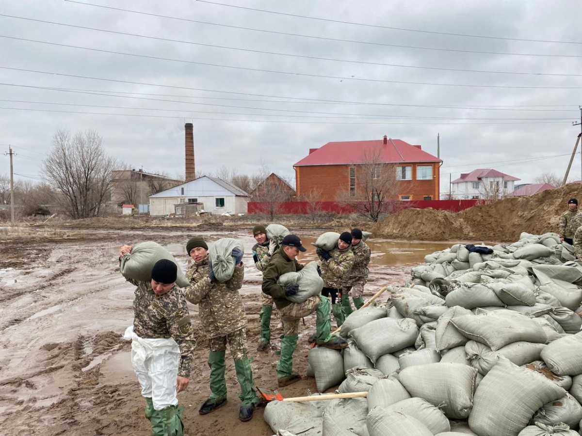 В ЗКО военнослужащие бригады теробороны помогают спасателям