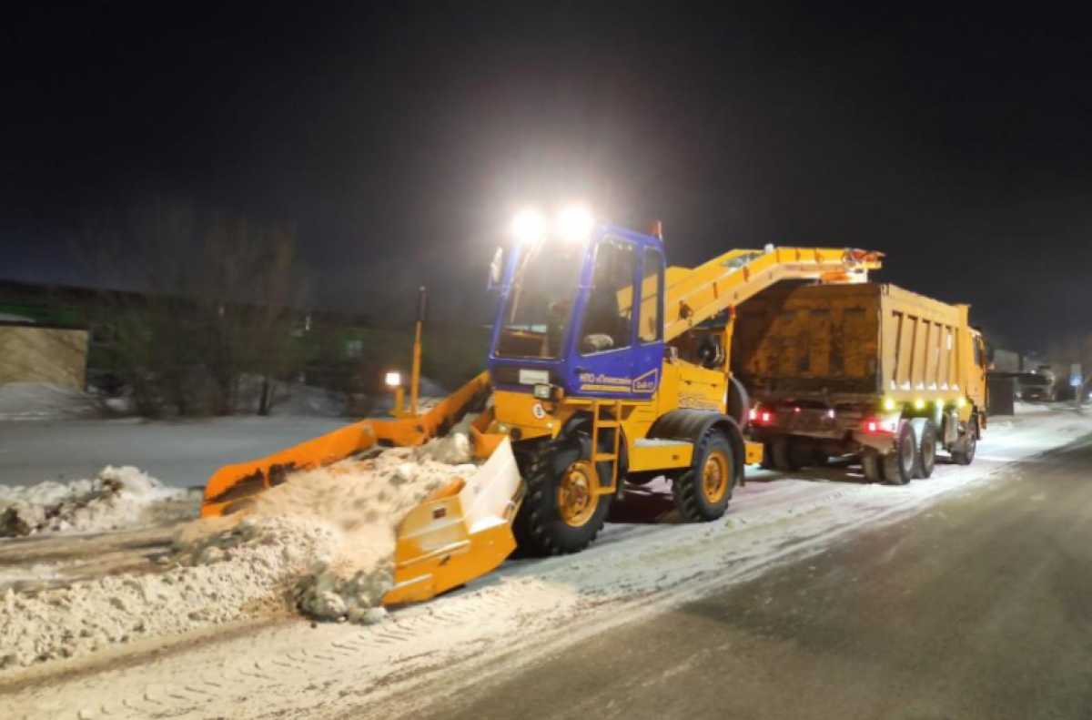 Более 2 тысяч дорожных рабочих вышли на уборку снега в Астане