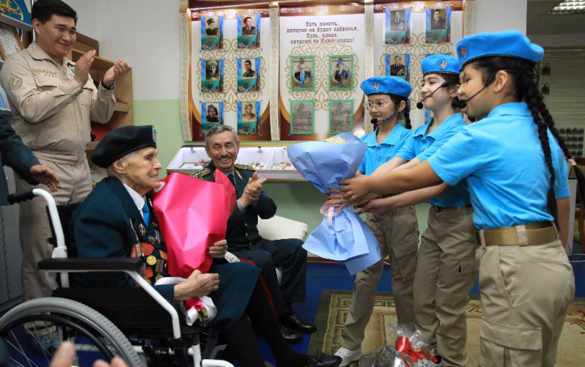 Военнослужащие поздравили женщин-ветеранов ВОВ в Казахстане