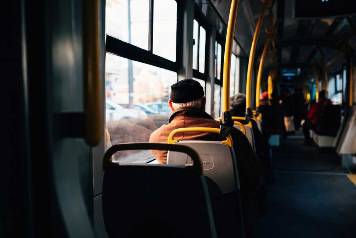 Звуковое оповещение с призывом уступать места пожилым запустят в автобусах Алматы