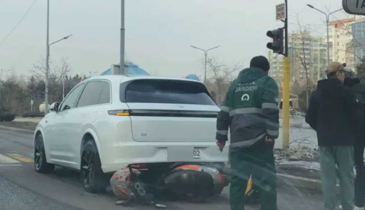 Мопедист врезался в авто в центре Алматы