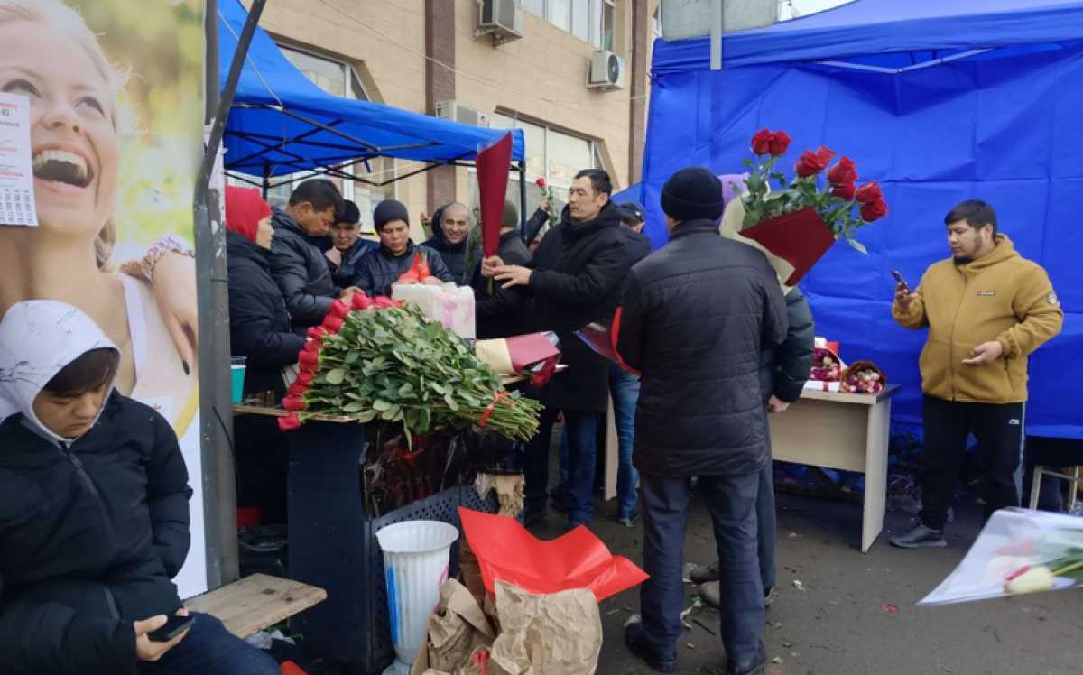 Стихийные торговцы цветами создали проблемы общественному транспорту в Алматы