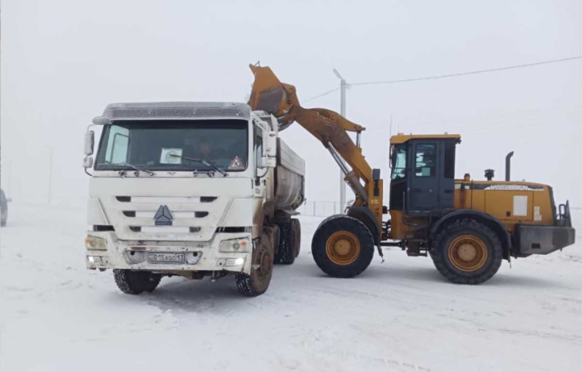 Более 2 тысяч дорожных рабочих вышли на уборку снега в Астане