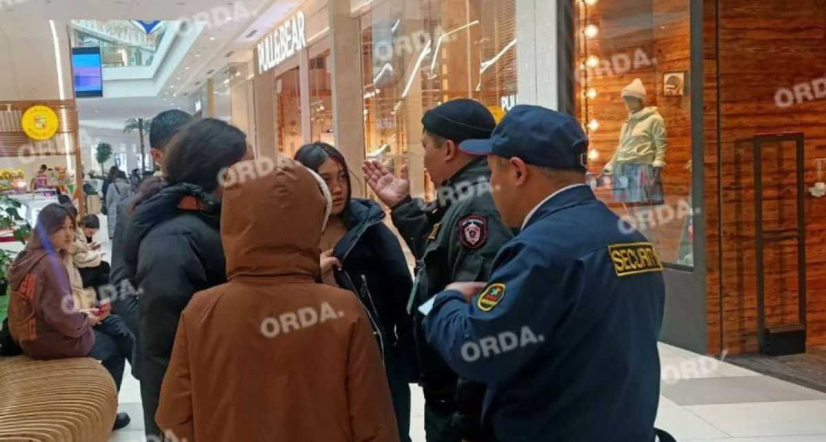 «Окровавленная» девушка «навела суету» в ТРЦ Астаны