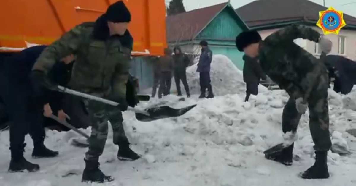 Сотрудники ДЧС и волонтёры помогли очистить от снега дворы жителей Абайской области