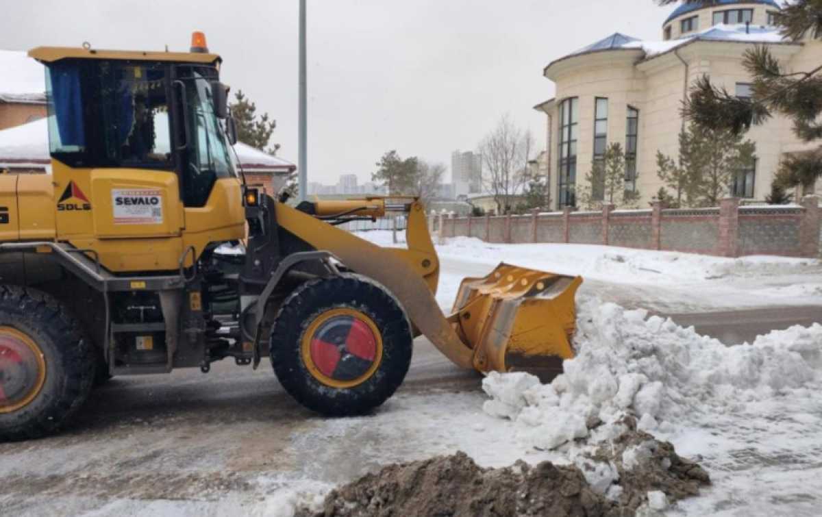 Более 2,5 тысяч дорожных рабочих задействовали в снегоуборочных работах в Астане