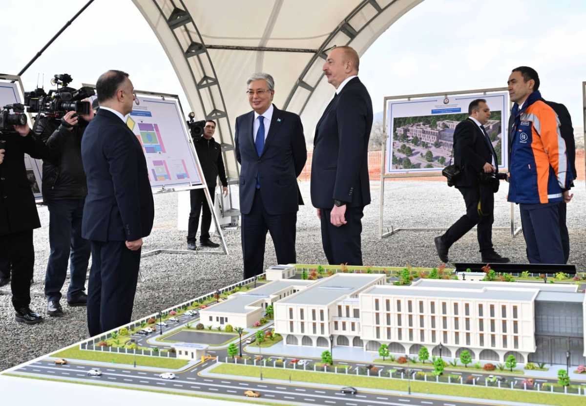 Президенты Казахстана и Азербайджана осмотрели территорию строительства больницы в Физули