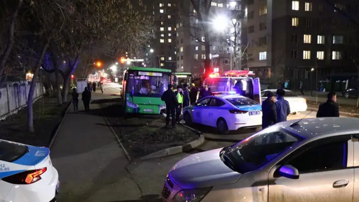 Автобус насмерть сбил пожилую женщину в Алматы