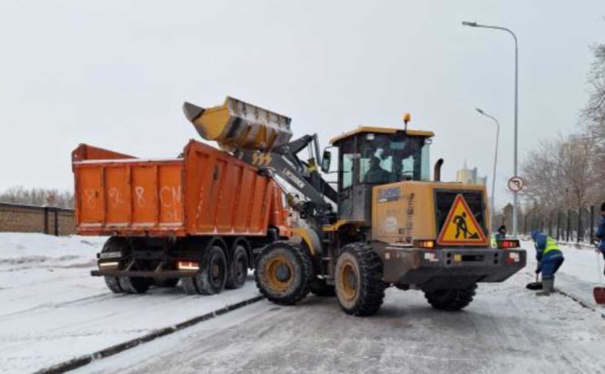 Более 2,5 тысяч дорожных рабочих вышли на уборку снега в Астане