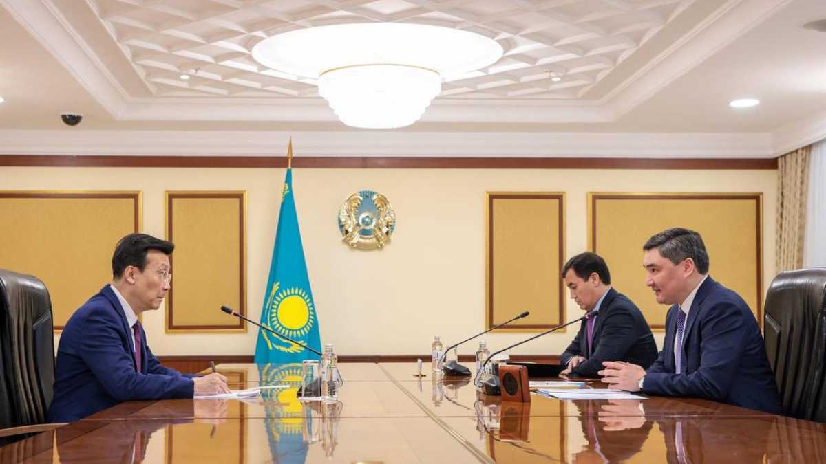Олжас Бектенов обсудил с послом Китая в Казахстане вопросы наращивания торгово-экономического сотрудничества