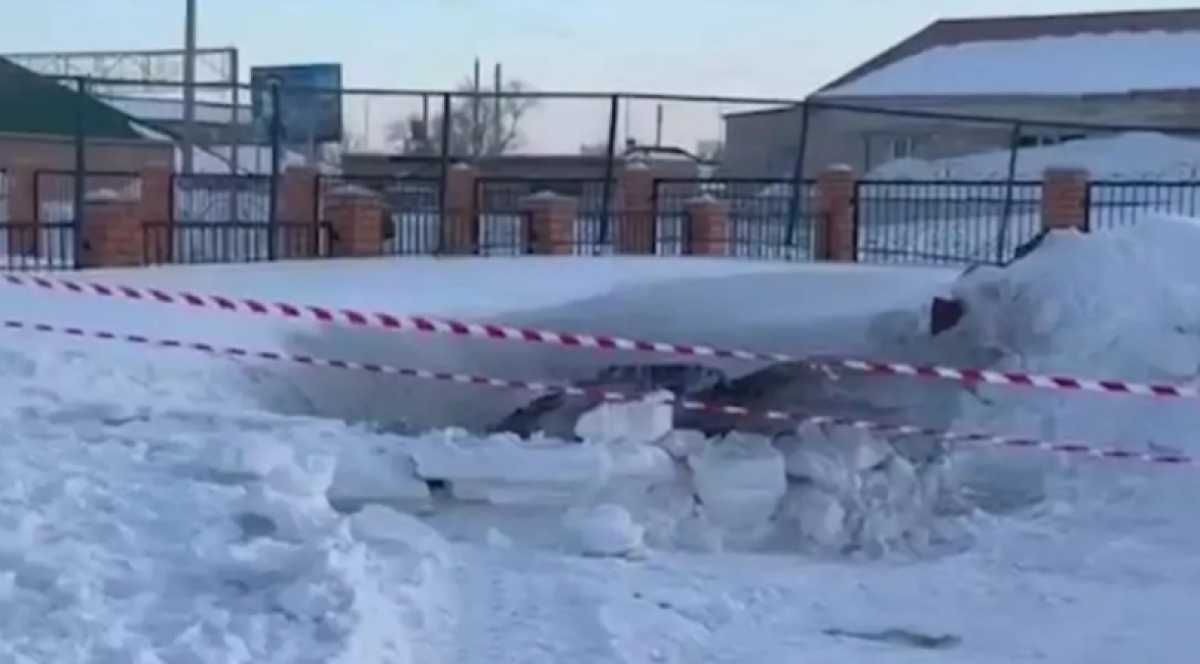 8-летняя девочка упала в яму с водой, вырытую во дворе школы в Улытауской области