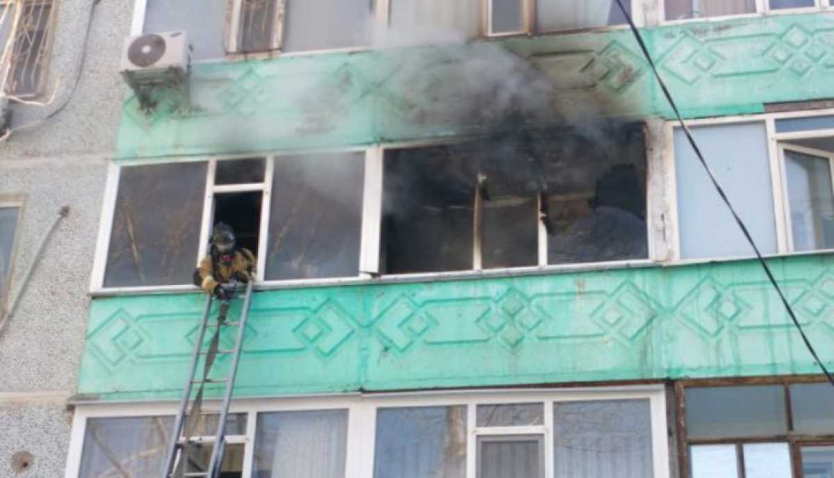 Ребёнка и мужчину спасли из горящей квартиры в Актюбинской области