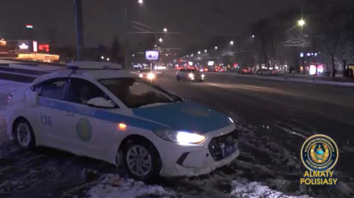 Непогода в Алматы: полиция содействует коммунальным службам в уборке снега